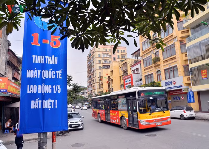 Đó là những người lao động thuộc những nhiều nghề khác nhau, có thể vì cuộc sống mưu sinh nhưng cũng có thể do đặc thù công việc và nhiệm vụ. Trong ảnh, dù là ngày Quốc tế Lao động nhưng những bác tài xế lái xe buýt vẫn rong ruổi trên các cung đường như ngày thường để phục vụ người dân.