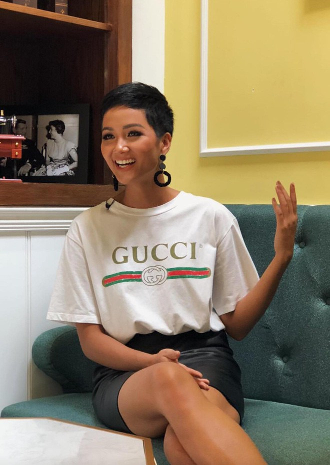 Và áo phông slogan giá 13,4 triệu đồng của Gucci. Nhìn chung, số đồ hiệu cô sở hữu khá ít ỏi, tính tới thời điểm hiện tại.