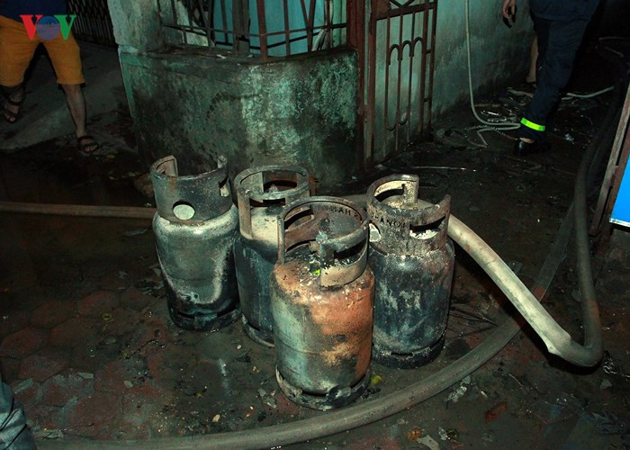 Theo người dân quanh khu vực, đây là cửa hàng giặt là đồng thời cũng là một điểm sang chiết gas. Trước khi xảy ra cháy, người dân xung quanh thấy một tiếng nổ lớn phát ra từ ngôi nhà số 26B.