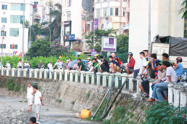 Sự việc thu hút được sự chú ý của nhiều người dân.