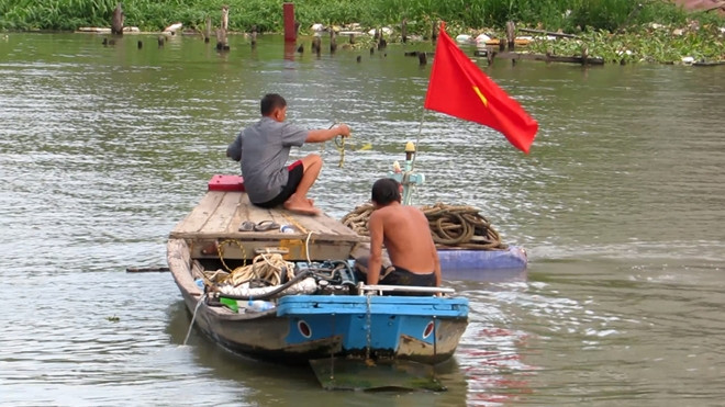 Phao chắn cảnh báo sự cố ghe hơn 100 tấn bị lật