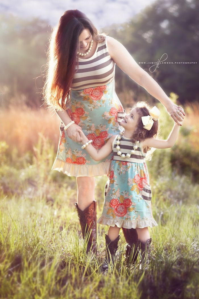 Ngày qua ngày, mẹ và con sẽ có thật nhiều kỷ niệm bên nhau. Dù vui hay buồn, mẹ vẫn luôn là chỗ dựa vững chắc nhất cho con.