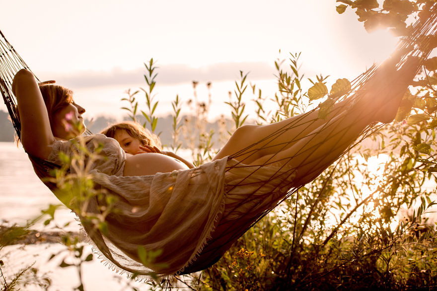 Nhân ngày của mẹ, Kiến Thức giới thiệu tới độc giả loạt bức ảnh đẹp. Tình mẫu tử luôn là nguồn cảm hứng bất tận của các tác phẩm nhiếp ảnh, điện ảnh. Khoảnh khắc người mẹ mang thai con thứ hai, nằm trên võng tắm nắng với con đầu lòng khiến người xem cảm thấy bình yên, dung dị và cảm động đến lạ.