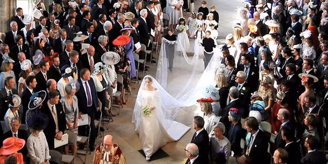 Khăn voan dài 5 m là điểm nhấn đặc biệt. Ảnh: Getty.