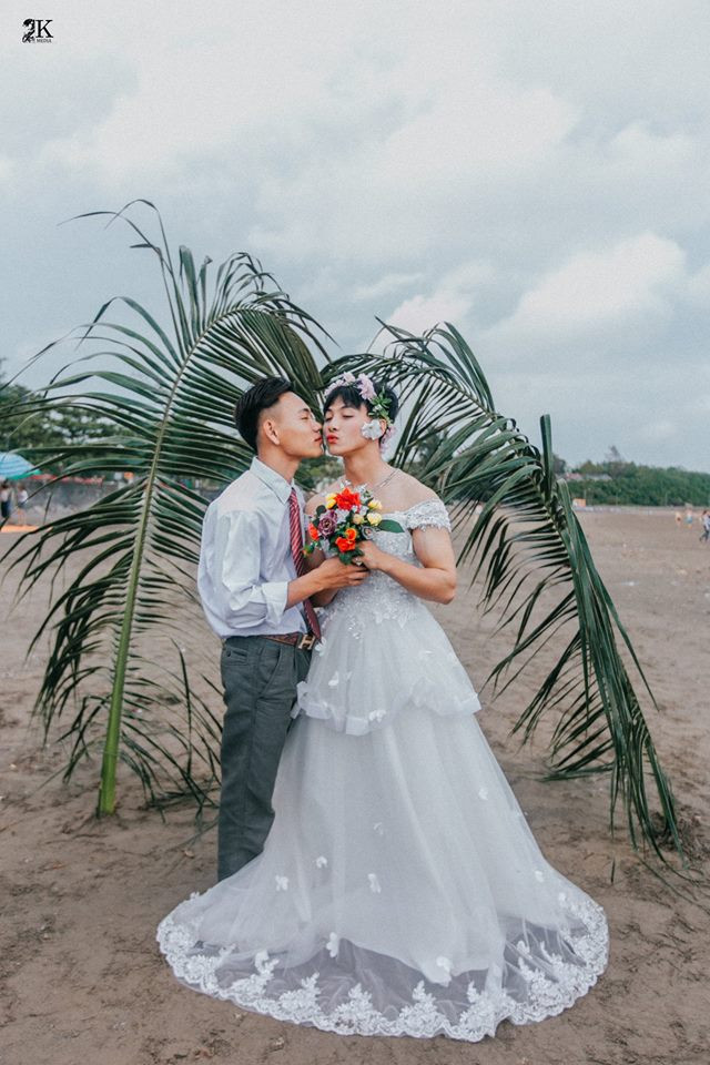 Chia sẻ về bộ ảnh, “cô dâu” Công Hiếu cho biết mới đầu khi diện váy cưới và trang điểm, cậu bạn có phần ngượng ngùng và không tự tin nhưng vì cả lớp đều hướng dẫn tỉ mỉ nên đã hoàn toàn tự tin “diễn sâu”. 37 thành viên của lớp đã cùng nhau tạo nên những khoảnh khắc chất ngất.