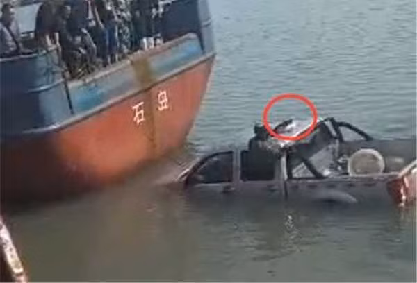 Chẳng ngờ, khi có người hô to: "Vẫn còn 60.000 tệ chưa lấy ra!". Người phụ nữ sắp thoát được ra, liền kiên quyết quay người trở lại buồng lái để lấy tiền, mặc cho mình có thể mất mạng.