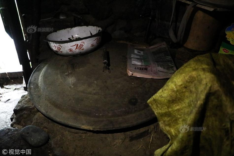 Nhắc đến cuộc sống "nguyên thủy" của mình, ông Chí Luân cho biết, sinh hoạt của mình vô cùng giản tiện. Ông không cần điện, ăn rau rừng, con sông Áp Lục phía dưới chân núi là nguồn nước uống chính của ông. Ngoài việc nấu ăn và giặt giũ đơn giản, ông gần như không có nhu cầu dùng nước làm gì khác.