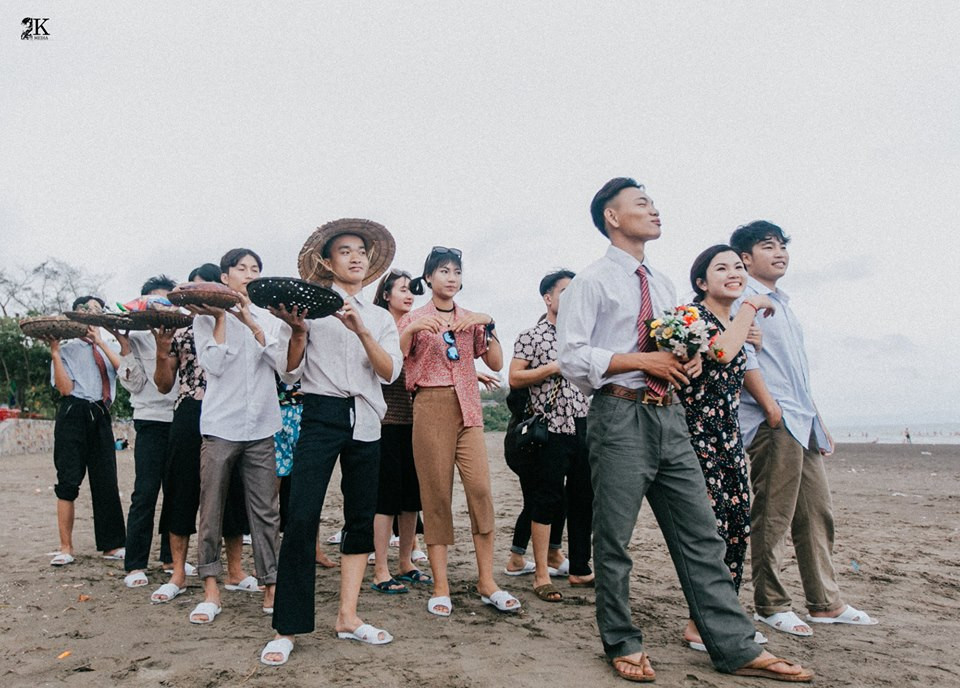 Nhà trai xếp hàng chờ nhà gái nhận lễ.