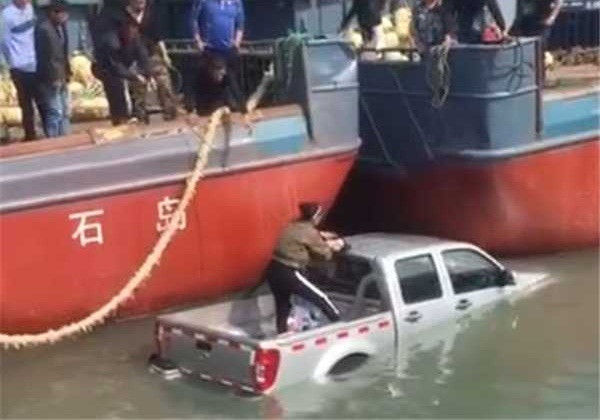 Trèo được lên nóc chiếc xe bán tải, cô lấy lại được bình tĩnh, chờ người đến ứng cứu.