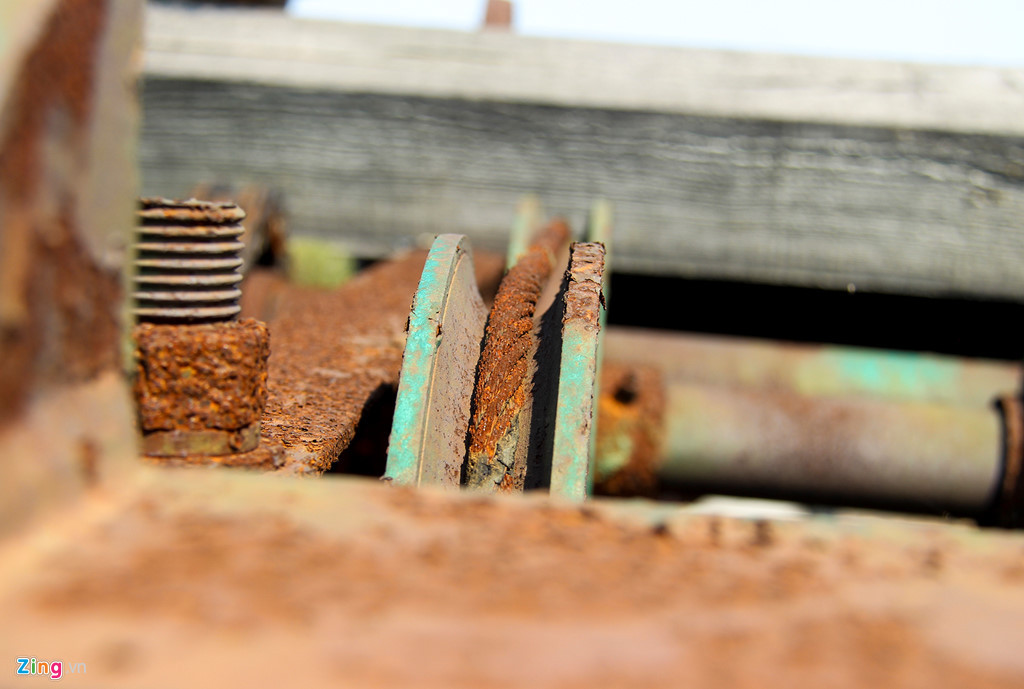 Cáp tời, dây máy quay hay cả những thiết bị tiền tỷ cũng chịu cảnh phơi sương, phơi nắng.