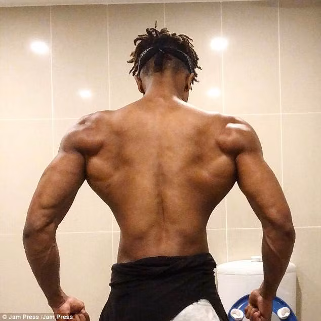 Hình ảnh những chàng trai cơ bắp cuồn cuộn hay sở hữu thân hình sáu múi không còn xa lạ trên mạng xã hội song Ntwari lại gây ấn tượng với cơ thể có phần "phi thực tế" với phần vai rộng và eo rất nhỏ.