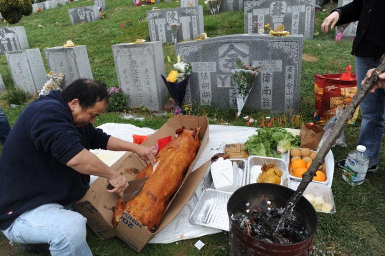 Lợn quay là đồ lễ không thể thiếu trong Tết Thanh Minh ở Trung Quốc nhưng gây tốn kém khá nhiều tiền bạc.