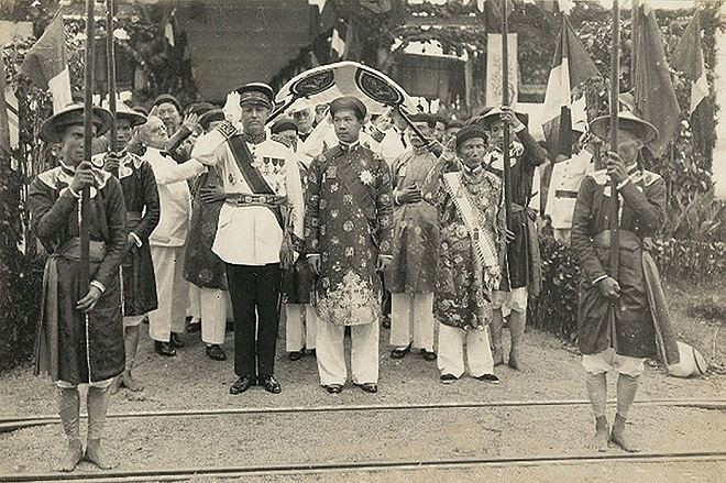 Vua Bảo Đại tại lễ đón tiếp khi đến thăm Tòa thị chính Đà Nẵng ngày 8/9/1932. Bên tay phải nhà vua là Khâm sứ Châtel, bên tay trái là Thượng thư Bộ lại Nguyễn Hữu Bài.