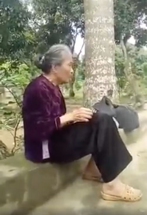 Người dân phẫn nộ vì cụ B. bị con dâu ngược đãi.
