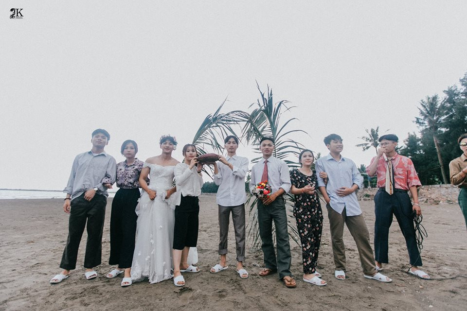 Quan viên 2 họ chụp ảnh lưu niệm.