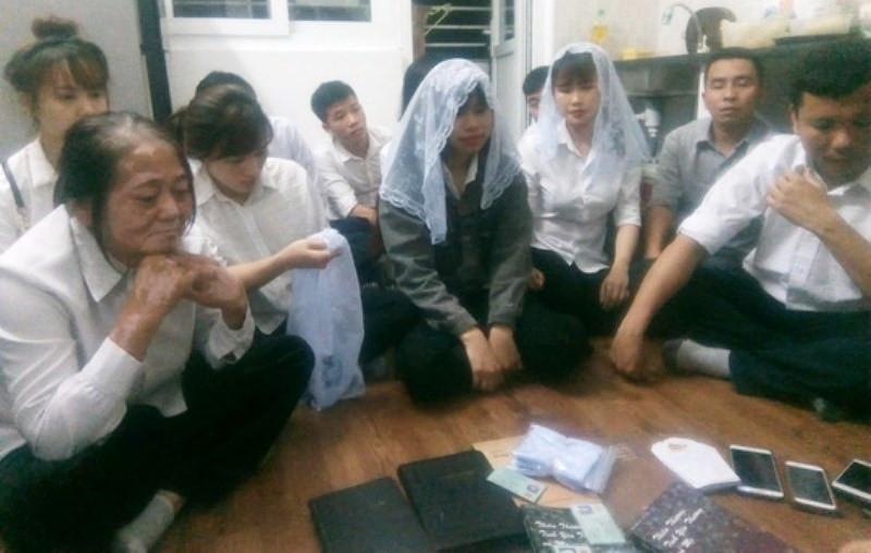 Nhóm người đang sinh hoạt, truyền đạo trái phép bị công an phát hiện.