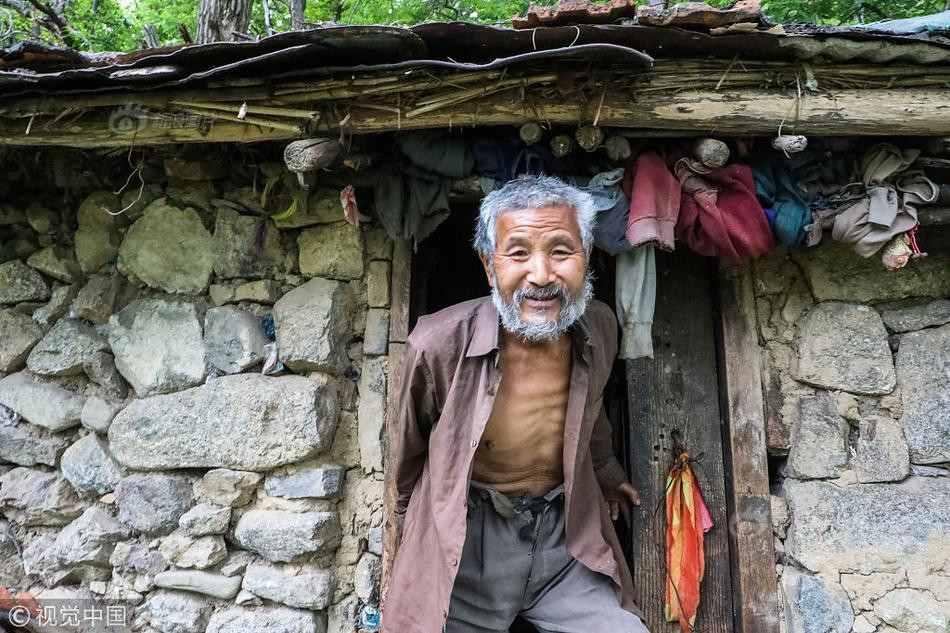 Khi thấy có người hỏi thăm và đến chơi nhà, mặc dù rất ngạc nhiên, thế nhưng ông Chí Luân cũng không từ chối những vị khách tò mò. Tuy nhiên, do tai của "dị nhân" thích sống ẩn dật đã không còn tốt, vậy nên phải nhờ có người dân sống gần đó mách nước, gọi to hơn, các phóng viên mới tiếp cận được với người đàn ông kỳ lạ này.