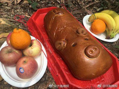 Cô Lee dùng bánh mì hình lợn thay thế con lợn thật nhưng lại khiến mẹ chồng cô bất bình.