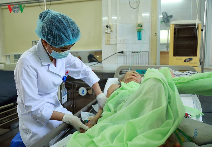 Bác sĩ, y tá là một trong những nghề không được nghỉ trọn vẹn trong ngày Quốc tế lao động 1/5. Vào những ngày này, họ vẫn phải hoàn thành công việc, hết ca mới được nghỉ cùng gia đình.