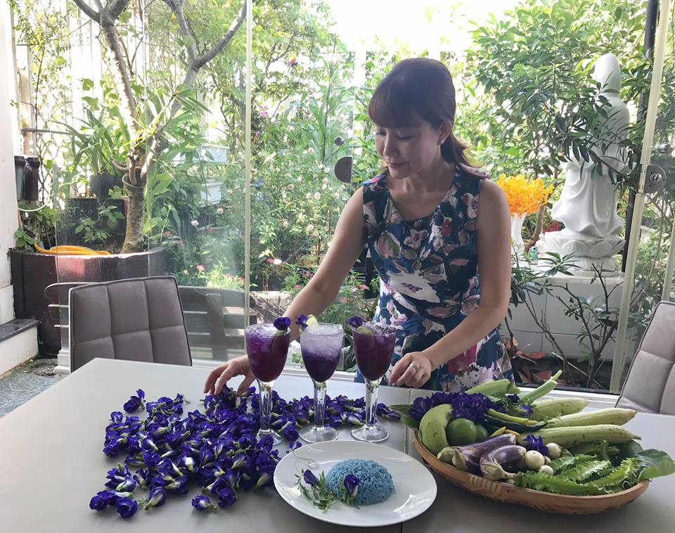 Khu vườn của chị lHiền uôn quanh năm luôn rộn ràng hương thơm, xanh tươi rực rỡ của cỏ cây, hoa lá. Yêu thiên nhiên và thích làm vườn nên chị luôn cảm thấy tâm hồn được bình yên, tự tại khi được sống trong ngôi nhà nhỏ, bước chân là ra đến vườn, là được ngắm cây, ngắm hoa.