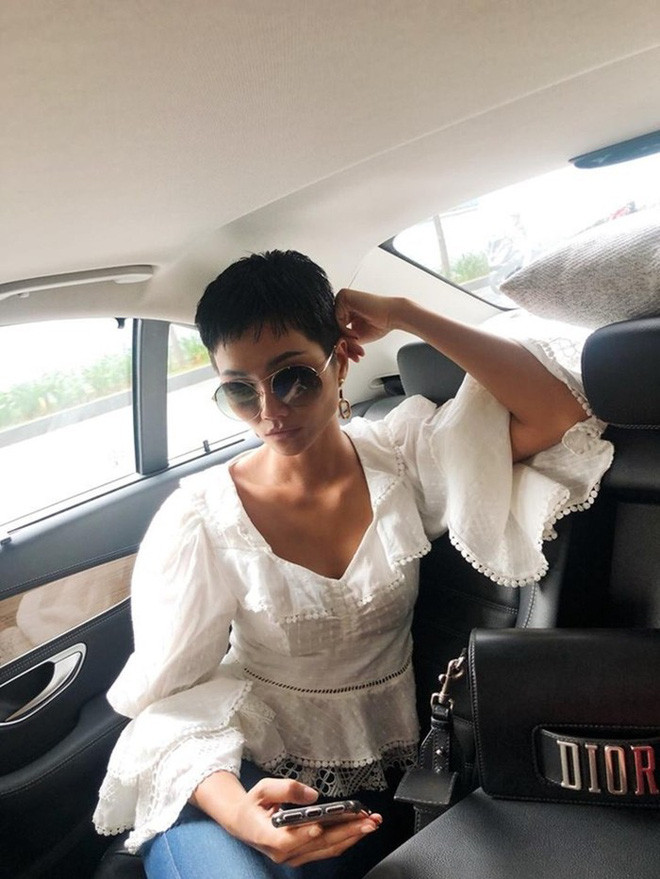Trước đó, cô cũng từng chi khoảng 70 triệu đồng để mua một chiếc túi của Dior.