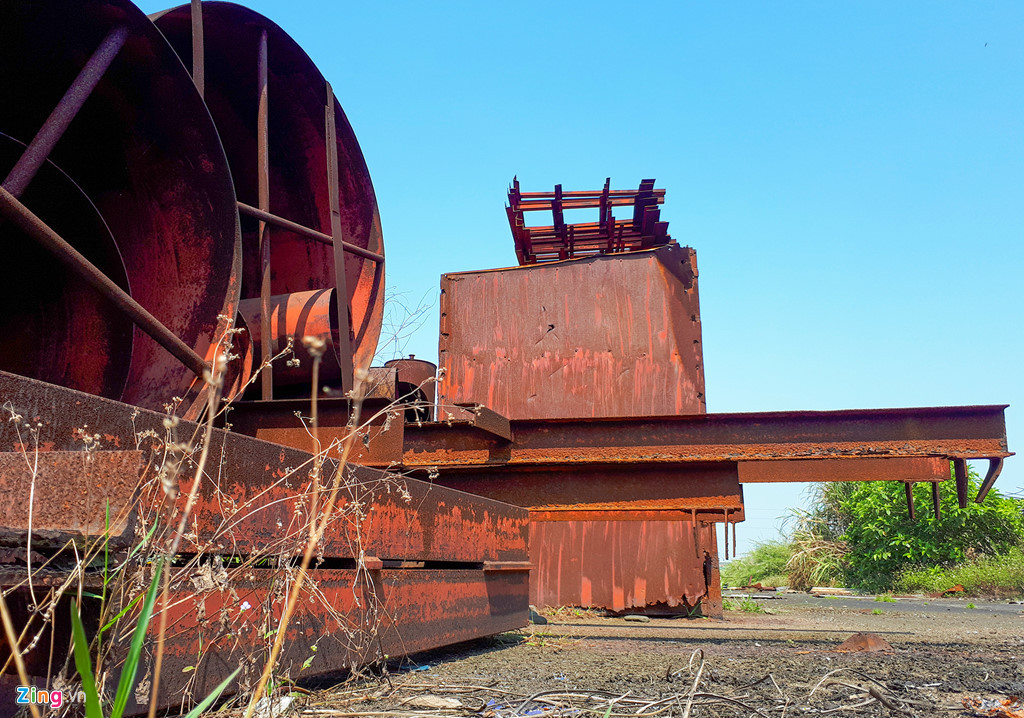 Trao đổi với Zing.vn, một lãnh đạo Ngân hàng Phát triển Việt Nam chi nhánh Hà Tĩnh (VDB Hà Tĩnh), nơi đầu tư gần 600 tỷ đồng theo vốn vay tín dụng đầu tư vào dự án, cho biết đến nay vẫn chưa thể thu hồi khoản nợ này. "Khoản nợ vẫn chưa ai chịu trách nhiệm nên ngân hàng đã gửi hồ sơ sang tòa án chờ giải quyết để sớm thu hồi lại vốn cho Nhà nước, nhưng hơn 1 năm nay vẫn chưa có kết quả”, vị này nói.