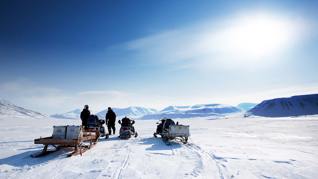 Nằm trên vòng Bắc Cực, Svalbard có nhiệt độ thường xuyên xuống dưới -15 độ C, đôi khi xuống tới -25,6 độ C. Điều đó đồng nghĩa với mặt đất và những thứ được chôn vùi dưới lòng đất sẽ ở trạng thái đóng băng gần như vĩnh viễn, dù nhiệt độ bề mặt tăng lên trong mùa hè. Ảnh: Nordicvisitor.