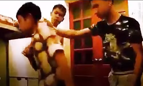 Em Đinh Xuân H. (trái) bị hai học sinh khác đánh, hành hung. Ảnh cắt từ video clip.