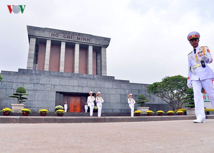 Hay như những người lính cảnh vệ, ngày đêm canh "giấc ngủ" của Bác. Đó là nhiệm vụ cũng là vinh dự.