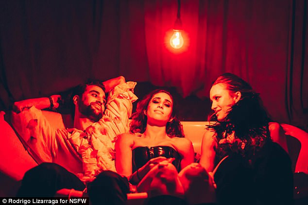 Daniel nói với phóng viên tờ New York Post: “Đây chẳng khác gì câu lạc bộ tình dục Soho. Chúng tôi tìm những người biết kể chuyện và chia sẻ, biết mở lòng với người khác”. Câu lạc bộ Soho khởi nguồn từ Anh và chỉ dành riêng cho những người làm nghệ thuật.