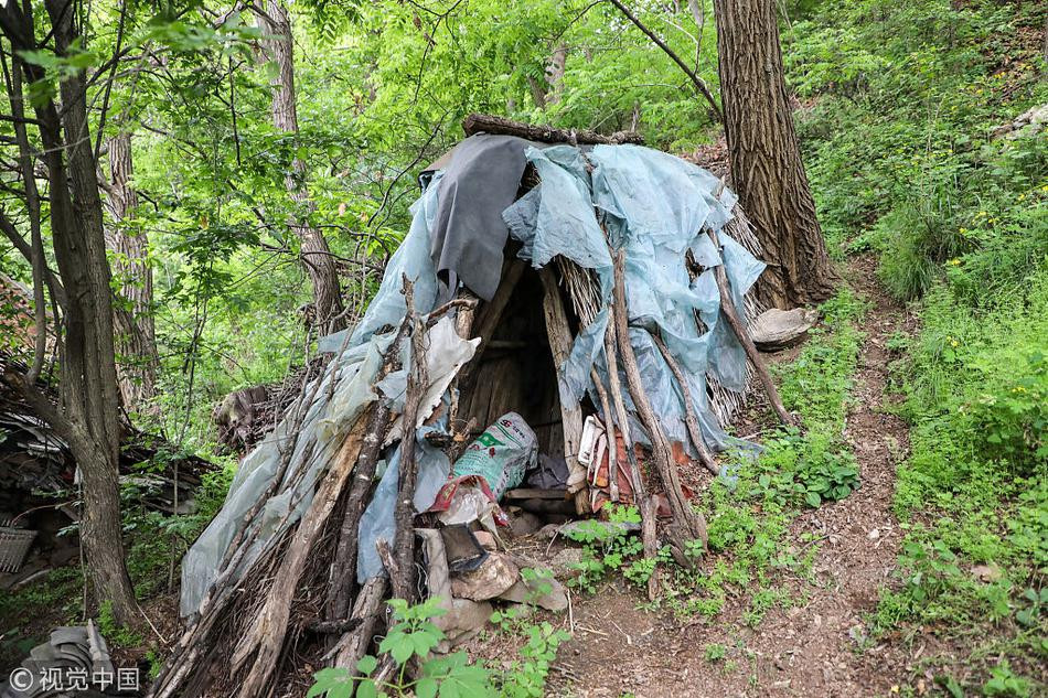 Chính quyền địa phương cũng đã nhiều lần khuyên dị nhận xuống núi và hứa sẽ xây nhà cho ông, thế nhưng ông đều từ chối. Có lẽ, dị nhân Chí Luân đã quá quen với cuộc sống dị biệt, độc lập, tách hẳn với đời sống văn minh, hiện đại.