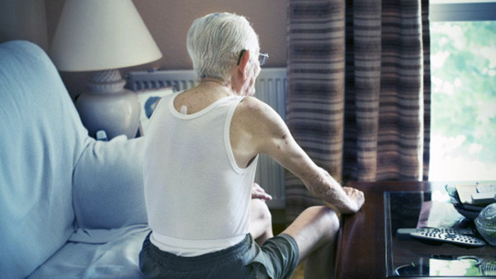 Khoảng 200.000 người cao tuổi nước Anh không trò chuyện với bạn bè và người thân trong hơn một tháng - Ảnh: Alessia Pederzoli/Getty