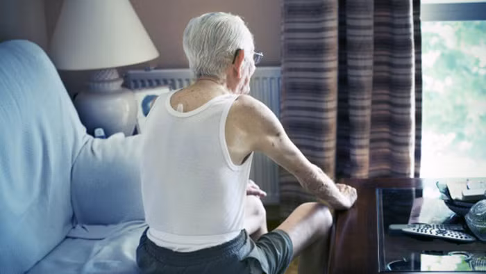 Khoảng 200.000 người cao tuổi nước Anh không trò chuyện với bạn bè và người thân trong hơn một tháng - Ảnh: Alessia Pederzoli/Getty