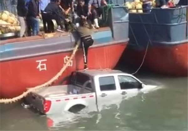 Tiếp đó, một chiếc thuyền lớn tiếp cận cô. Người phụ nữ thong dong trèo lên đỉnh chiếc xe bán tải và dùng dây thừng trèo lên thuyền lớn.