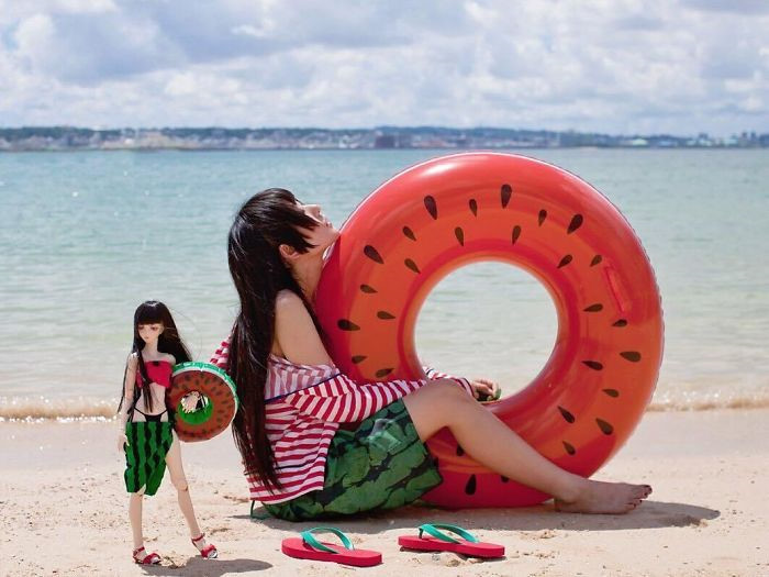 Nhưng không giống với các cô gái hay mộng mơ là để búp bê trong ô tủ kính hoặc trên kệ, Iretaro thích tự thiết kế và mặc cho búp bê bộ trang phục giống mình, rồi thường xuyên mang nó đi chụp hình cùng.