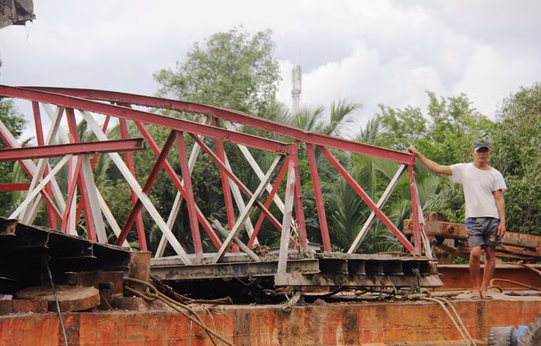 Một phần thân cầu được trục vớt đưa lên bờ...