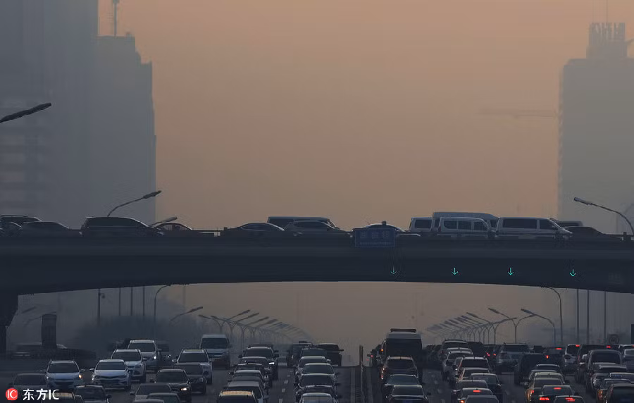 Một lượng lớn phương tiện giao thông di chuyển chậm trong làn sương mù dày đặc ở Bắc Kinh hôm 16/12.