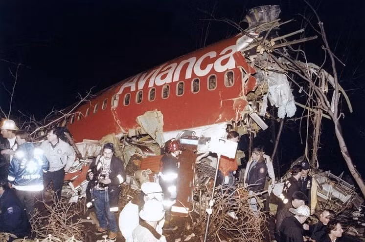Ngày 17/11/1989, một chiếc máy bay của hãng hàng không Avianca Airlines đã phát nổ trên không và rơi xuống đất khi đang trên hành trình từ sân bay El Dorado, Bogota tới sân bay Alfonso Bonilla Aragon ở Cali, khiến hơn 100 người thiệt mạng. Thủ phạm gây ra vụ tai nạn hàng không thảm khốc này được cho là băng đảng của trùm ma túy Pablo Escobar.