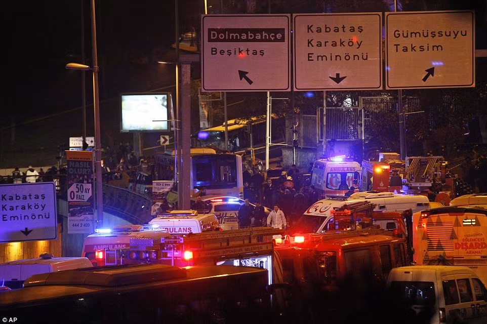 Lực lượng cứu hộ có mặt tại hiện trường vụ đánh bom gần sân vận động Besiktas.