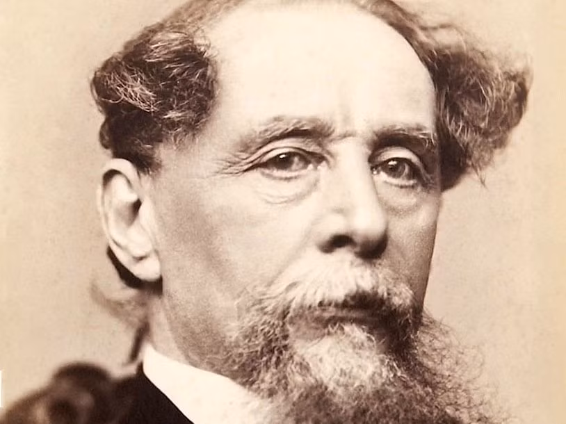 Tiểu thuyết gia Charles Dickens bị chứng mất ngủ và thường phải cầm theo la bàn để chắc chắn rằng ông nằm ngủ hướng về phía bắc. Tác giả người Anh tin rằng hướng ngủ như vậy sẽ giúp ông nâng cao khả năng sáng tạo.
