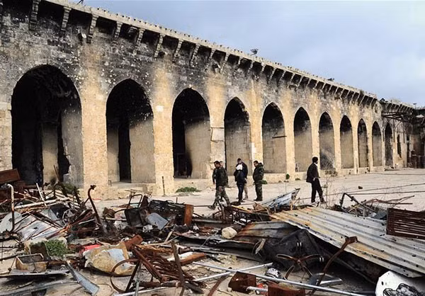 Lực lượng chính phủ Damascus tuần tra trong thành phố Aleppo.