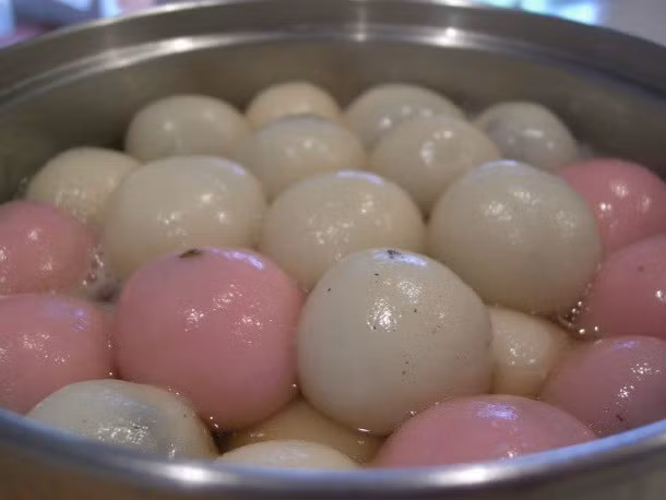 Lễ hội Đông Chí bắt đầu vào khoảng ngày 22/12, kỷ niệm mùa đông đã đến ở Trung Quốc và nhiều quốc gia Đông Á khác. Tangyuan là một trong những món ăn truyền thống vào dịp này.