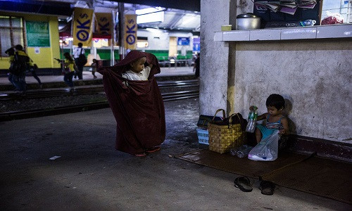 Hai em nhỏ trong nhà ga trung tâm Yangon.