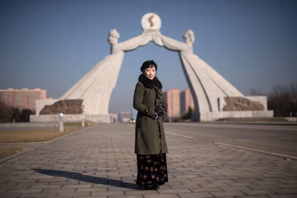 Loạt ảnh mới được đăng tải trên đài Sputnik phần nào giúp độc giả hiểu biết thêm về cuộc sống thường nhật ở Bình Nhưỡng. Trong ảnh là hướng dẫn viên du lịch Baek Huyn-kyung. Cô làm việc ở khu vực ngoại ô thủ đô Bình Nhưỡng.