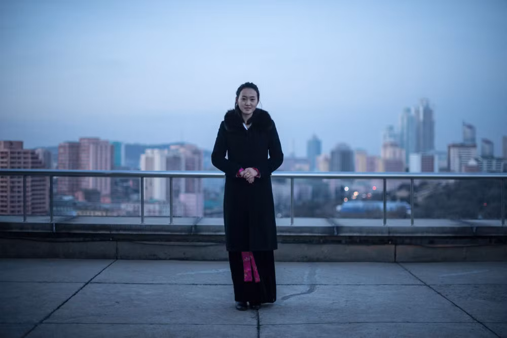 Hướng dẫn viên du lịch Jeon Eun-Mi trong bức ảnh chụp tại Khải Hoàn Môn ở thủ đô Triều Tiên ngày 29/11/2016.