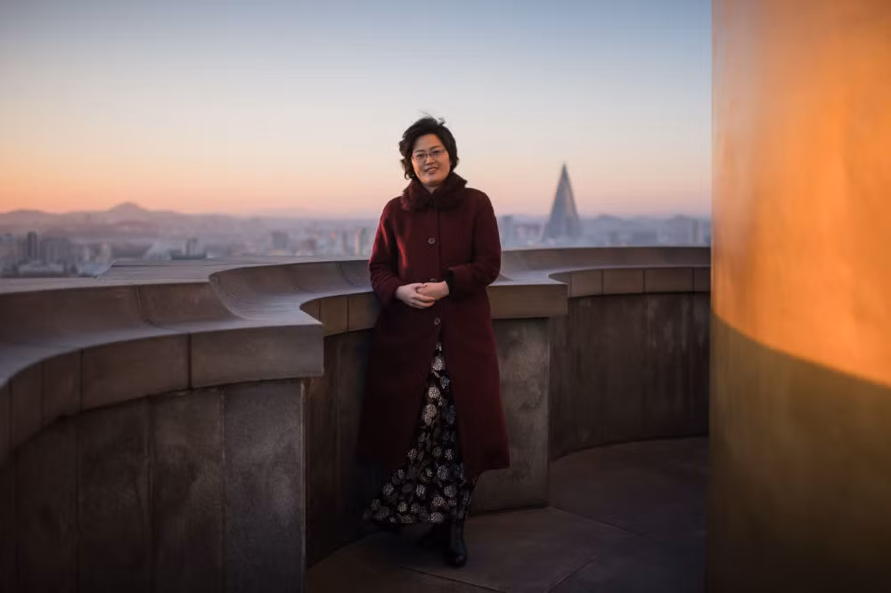 Hướng dẫn viên du lịch Choi Hee-Ok đứng trên Tháp Chủ Thể nổi tiếng ở thủ đô Bình Nhưỡng ngày 28/11/2016.