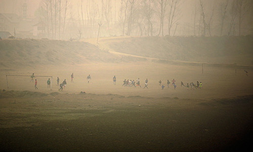 Trận bóng đá tại thành phố Srinagar, Ấn Độ, vẫn tiếp tục diễn ra trong làn sương mờ ảo.
