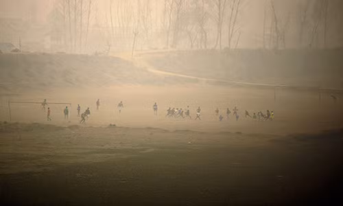 Trận bóng đá tại thành phố Srinagar, Ấn Độ, vẫn tiếp tục diễn ra trong làn sương mờ ảo.