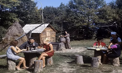 Các vị khách bên trong nhà hàng Zelyony Popugay ở Sochi, Liên Xô, năm 1970.
