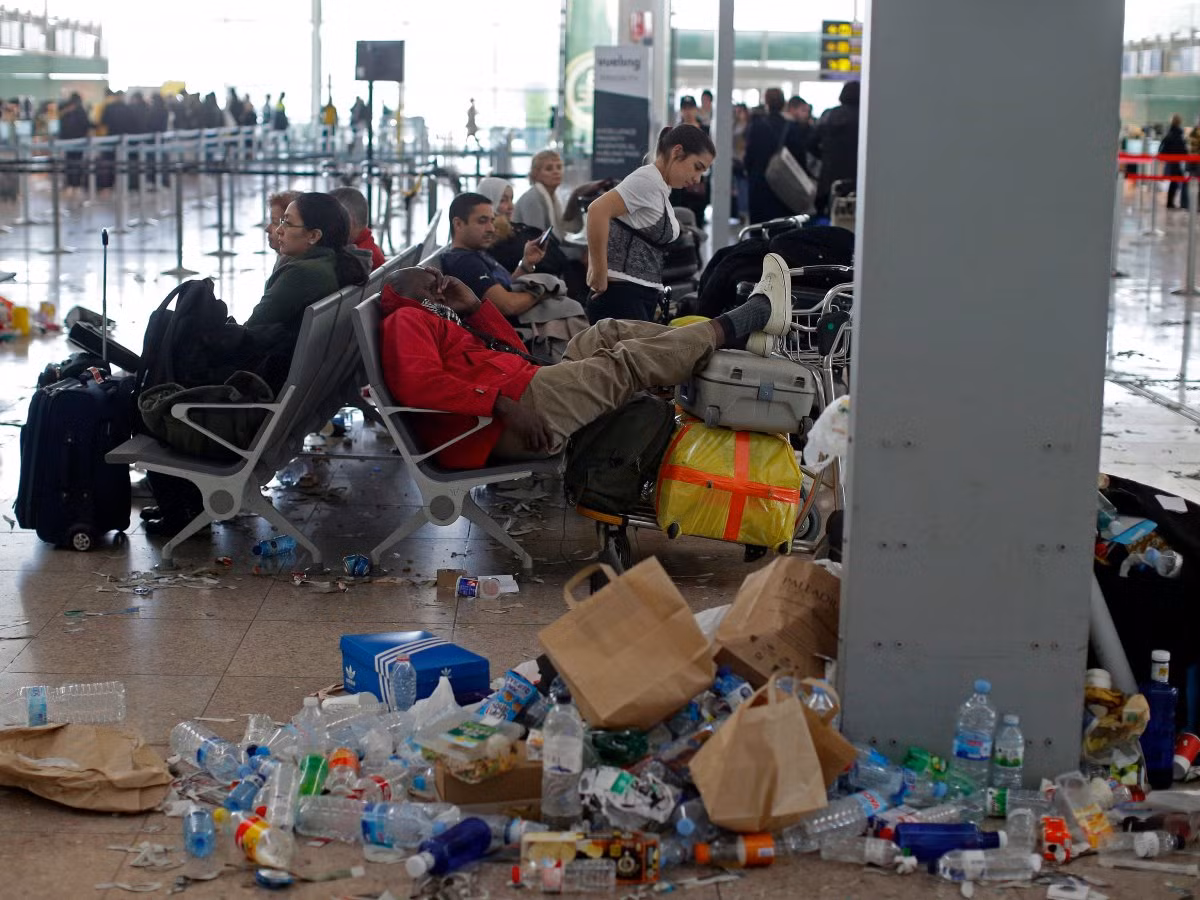 Sự vắng mặt của họ dù chỉ trong 5 ngày đã biến sân bay này trở thành một bãi rác khiến không ít người kinh hãi khi chứng kiến.